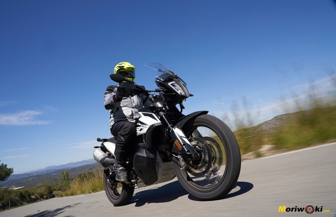 Vista inferior en marcha de la KTM 790 Adventure lado derecho Vista inferior en marcha de la KTM 790 Adventure lado derecho