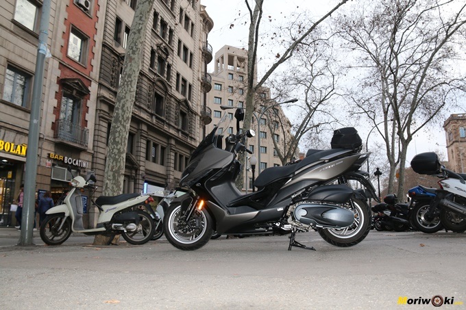 El Kymco Xciting 400 sobre la acera de la Gran Vía de Barcelona El Kymco Xciting 400 sobre la acera de la Gran Vía de Barcelona