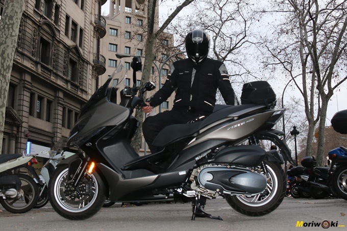 En nuestro paso por la Gran Vía de Barcelona probando el Kymco Xciting 400 En nuestro paso por la Gran Vía de Barcelona probando el Kymco Xciting 400