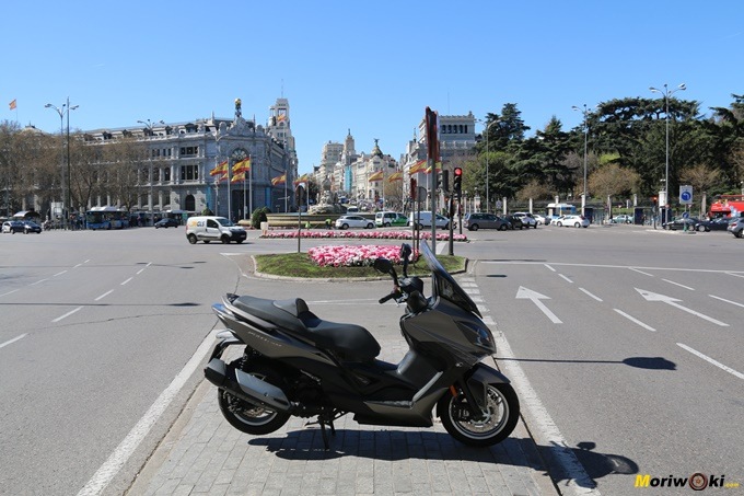 En la Plaza de la Cibeles durante nuestra prueba del Kymco Xciting 400 En la Plaza de la Cibeles durante nuestra prueba del Kymco Xciting 400