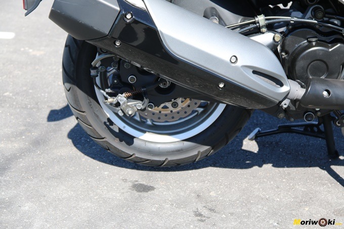 Detalle del silencioso y el disco trasero, con el dispositivo del freno de mano en el Kymco Xciting 400 Detalle del silencioso y el disco trasero, con el dispositivo del freno de mano en el Kymco Xciting 400