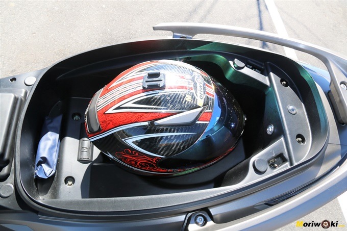 Casco integral deportivo XL en el hueco bajo el asiento del Kymco Xciting 400 Casco integral deportivo XL en el hueco bajo el asiento del Kymco Xciting 400