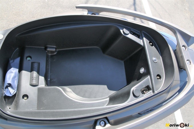 Hueco bajo el asiento del Kymco Xciting 400 Hueco bajo el asiento del Kymco Xciting 400
