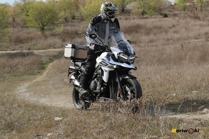 La agilidad de La Triumph Tiger 1200 XCA en el campo La agilidad de La Triumph Tiger 1200 XCA en el campo