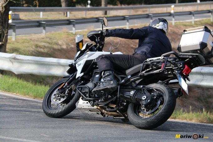 La Triumph Tiger 1200 XCA pasando por un viraje La Triumph Tiger 1200 XCA pasando por un viraje