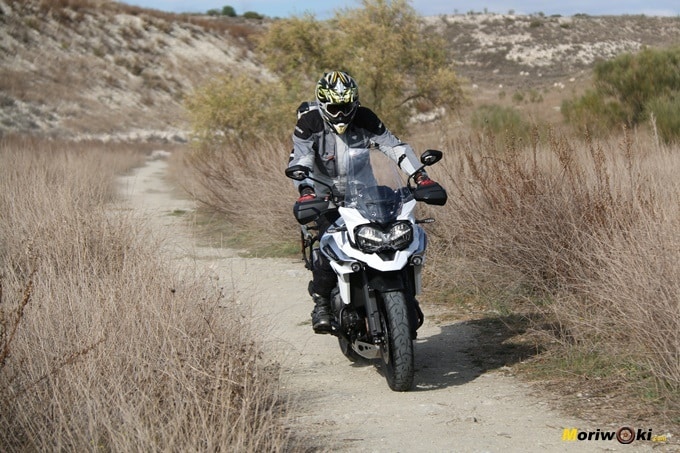 La Triumph Tiger 1200 XCA frenando en tierra La Triumph Tiger 1200 XCA frenando en tierra