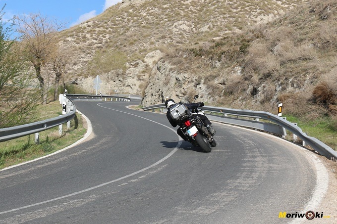 La Triumph Tiger 1200 XCA saliendo de un viraje La Triumph Tiger 1200 XCA saliendo de un viraje