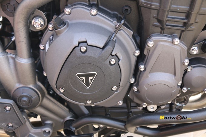 Lado del motor de la Triumph Tiger 1200 XCA Lado del motor de la Triumph Tiger 1200 XCA