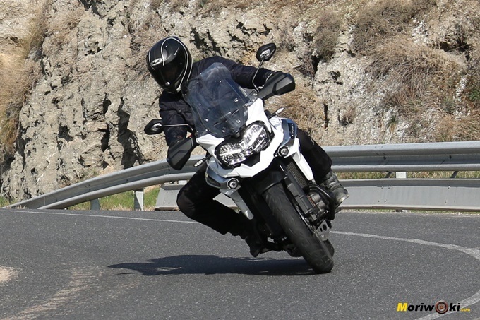 Entrando en una curva con la Triumph Tiger 1200 XCA Entrando en una curva con la Triumph Tiger 1200 XCA