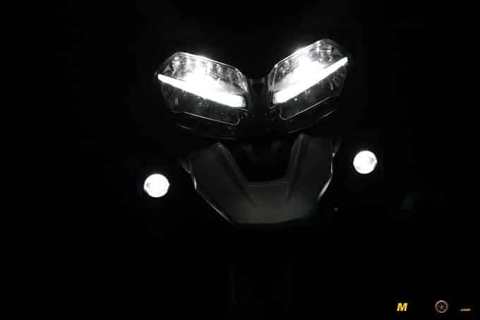 La Triumph Tiger 1200 XCA de noche La Triumph Tiger 1200 XCA de noche