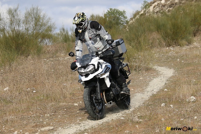 Con la Triumph Tiger 1200 XCA en una senda Con la Triumph Tiger 1200 XCA en una senda