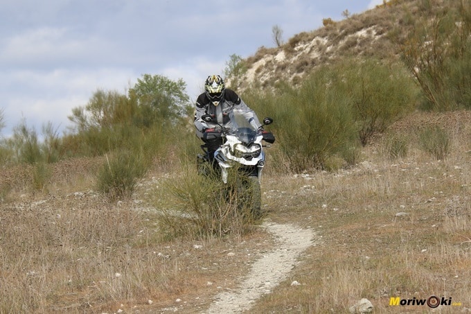 La Triumph Tiger 1200 XCA en un sendero La Triumph Tiger 1200 XCA en un sendero