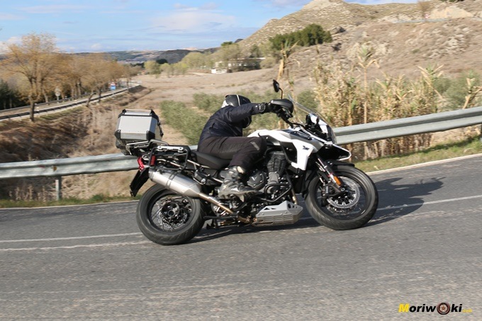 Inclinando con la Triumph Tiger 1200 XCA Inclinando con la Triumph Tiger 1200 XCA