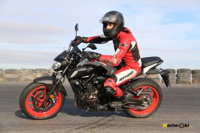 Prueba Yamaha MT07 con Sara García en acción Prueba Yamaha MT07 con Sara García en acción