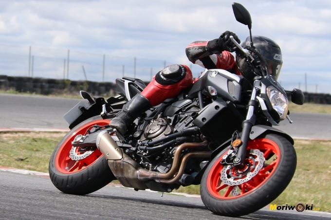 Sara García probando la Yamaha MT07 Sara García probando la Yamaha MT07