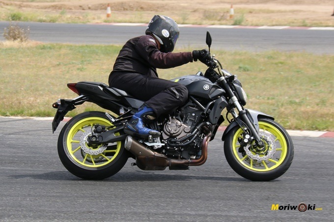 Con la Yamaha MT07, posición de autovía Con la Yamaha MT07, posición de autovía