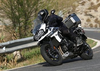 Triumph Tiger 1200 XCA en asfalto