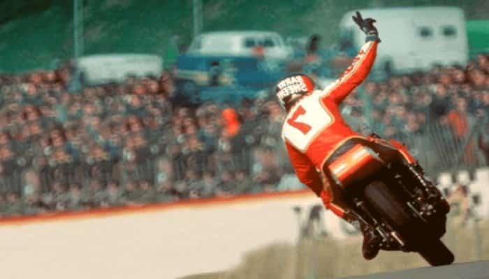 el piloto Barry Sheene haciendo el saludo en V mientras gana la carrera