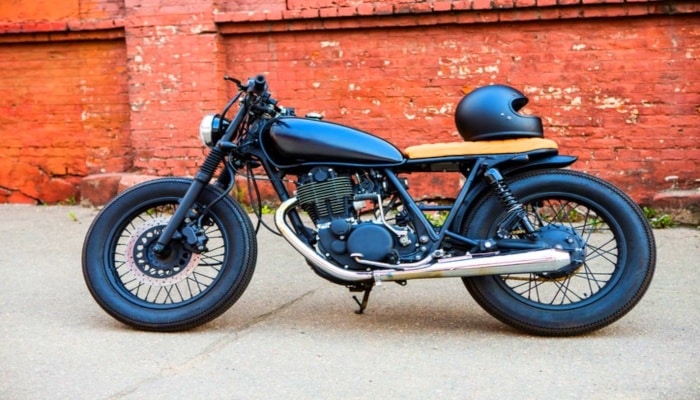 moto Café racer de color negro