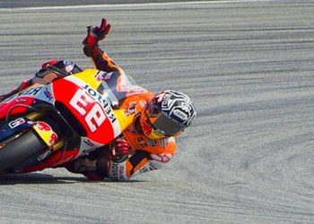 motorista de moto GP haciendo el saludo en V