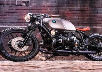 bmw cafe racer apoyada en un muro