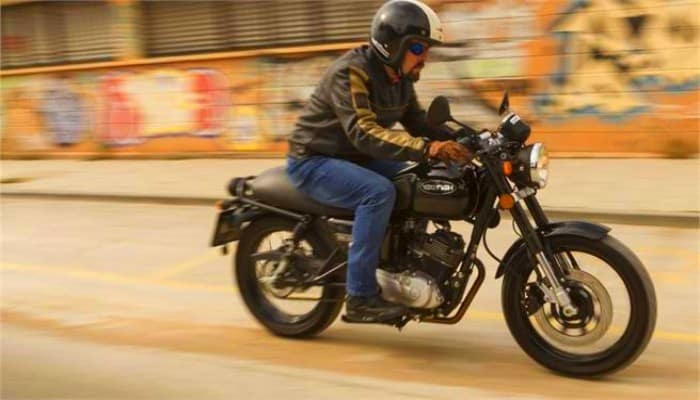 hombre conduciendo una Café Racer por la noche