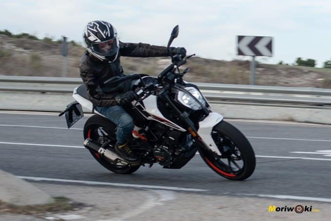 Paso por curva con la KTM 125 Duke 