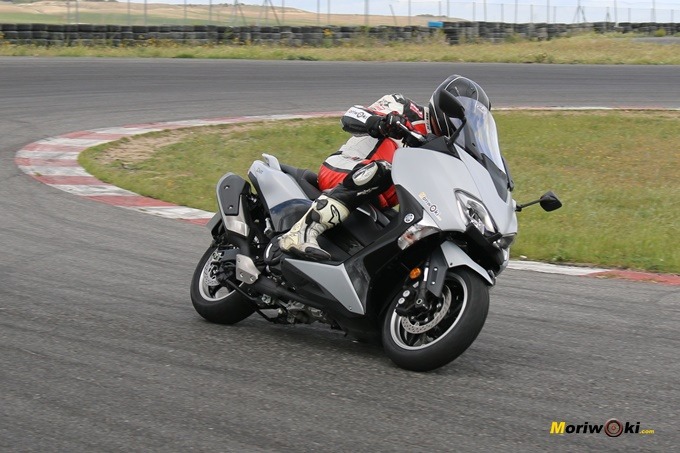 Abriendo gas a la salida de una curva en el circuito con la Yamaha Tmax 530 DX.