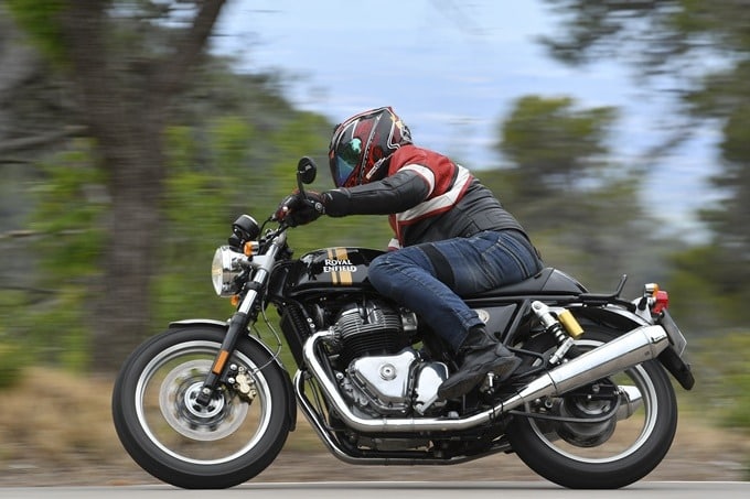 Posición sobre la Royal Enfield Continental GT 650 vista por la izquierda. Posición sobre la Royal Enfield Continental GT 650 vista por la izquierda.