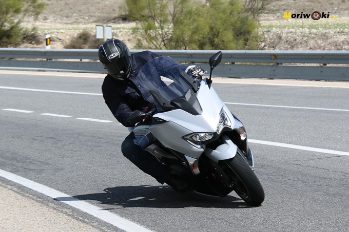 La Yamaha Tmax 530 DX por una carretera de curvas.