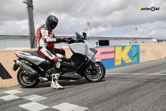 Con la Yamaha Tmax 530 tras nuestra prueba.