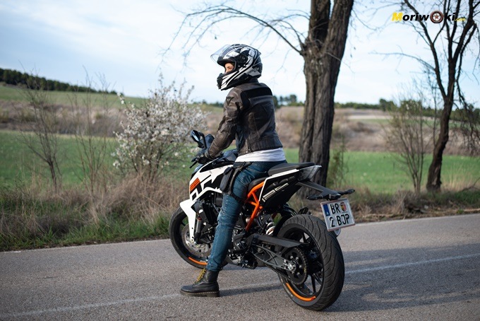 Prueba de la KTM 125 Duke por Cristina Alberquilla.