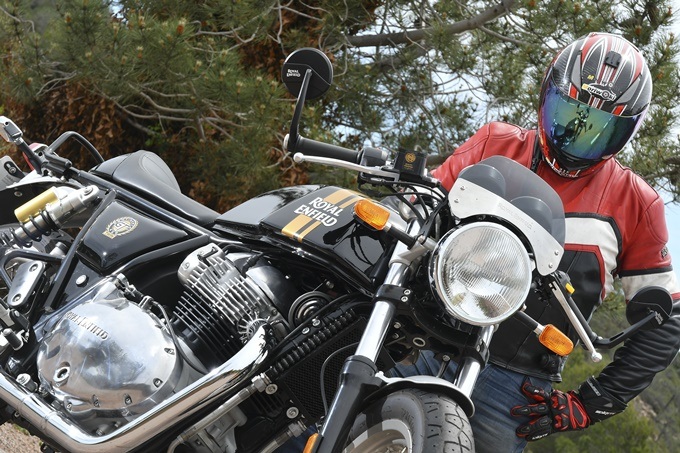 Primer plano con la Royal Enfield Continental GT 650. Primer plano con la Royal Enfield Continental GT 650.