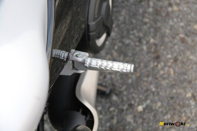 Estribera para el pasajero en la Yamaha Tmax 530 DX.