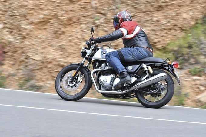 Frenando con la Royal Enfield Continental GT 650. Frenando con la Royal Enfield Continental GT 650.