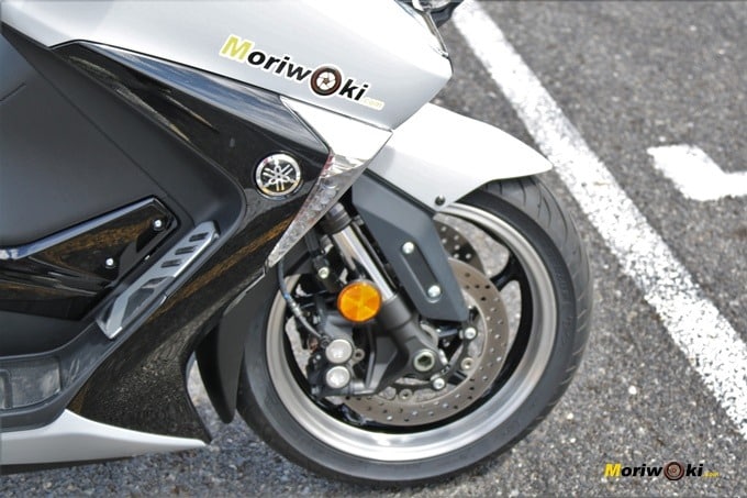 Tren delantero de la Yamaha Tmax 530 DX.