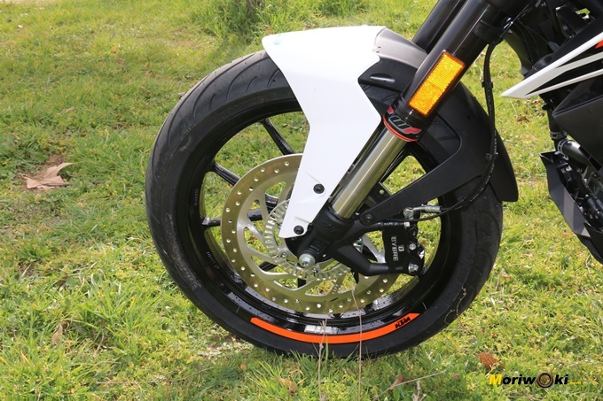 Disco delantero de 300 mm en la KTM 125 Duke. 