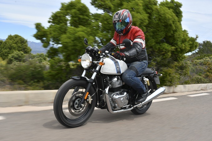 En marcha con la Royal Enfield Continental GT 650. En marcha con la Royal Enfield Continental GT 650.