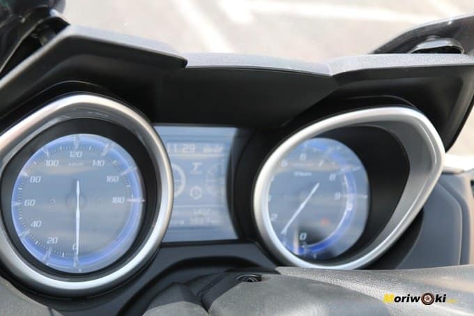 Cuadro de información en la Yamaha Tmax 530 DX.