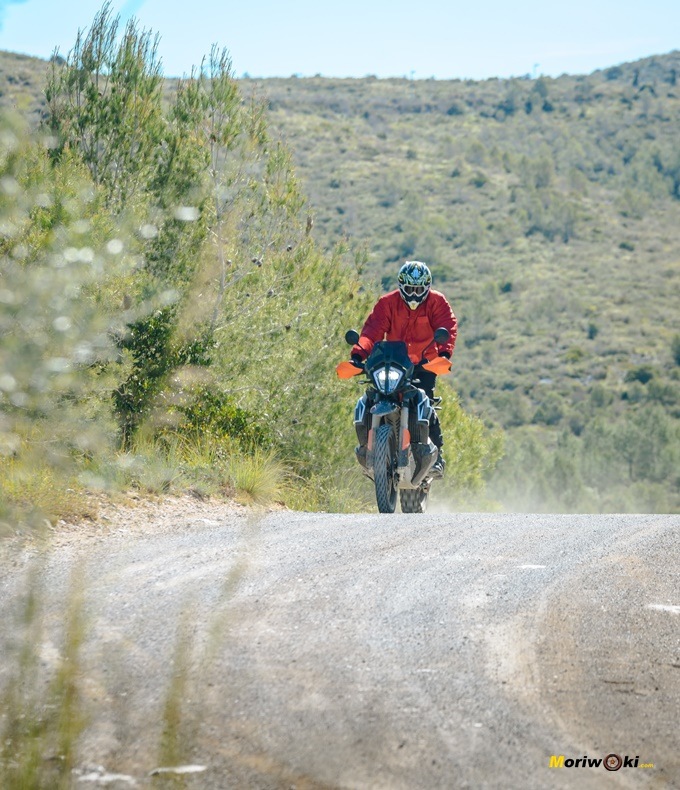 Con la KTM 790 Adventure R, atravesando tierras catalanas por un camino. Con la KTM 790 Adventure R, atravesando tierras catalanas por un camino.