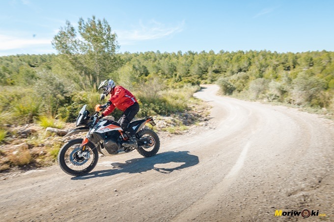 La KTM 790 Adventure R y perfecta adaptación a la conducción erguida La KTM 790 Adventure R y perfecta adaptación a la conducción erguida