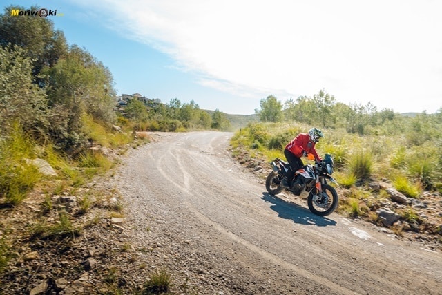 El paso por curva off road de la KTM 790 Adventure R. El paso por curva off road de la KTM 790 Adventure R.