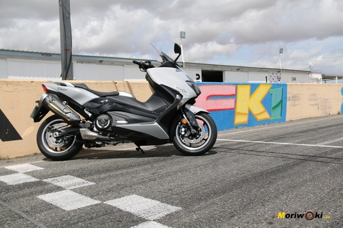 La Yamaha Tmax 530 junto al muro del circuito FK-1 de Villaverde de Medina.