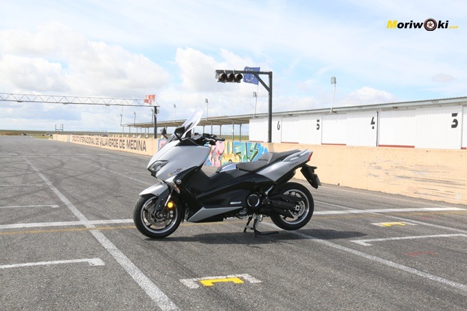 La Yamaha Tmax 530 DX plantada sobre la recta de FK-1.