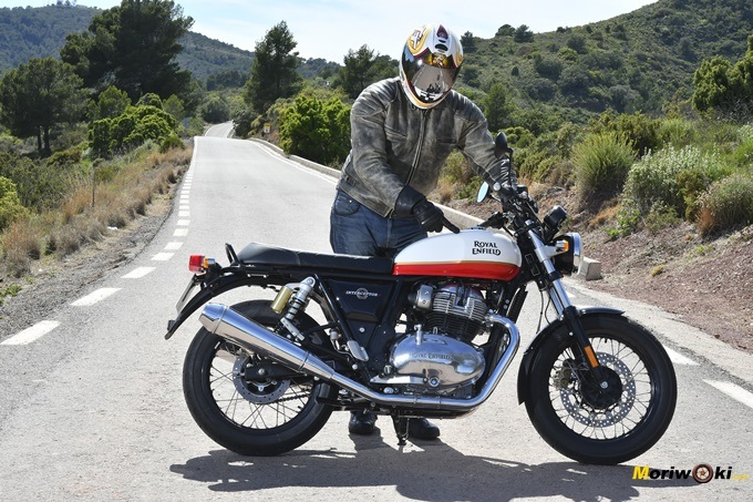 Moriwoki posando junto a la Royal Enfield Interceptor 650 Moriwoki posando junto a la Royal Enfield Interceptor 650