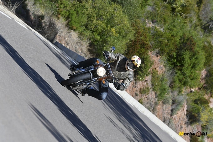 Iniciando el giro para abordar una curva con la Royal Enfield Interceptor Iniciando el giro para abordar una curva con la Royal Enfield Interceptor