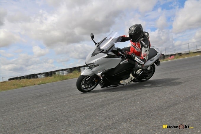 Paso por curva en el circuito con la Yamaha Tmax 530 DX.