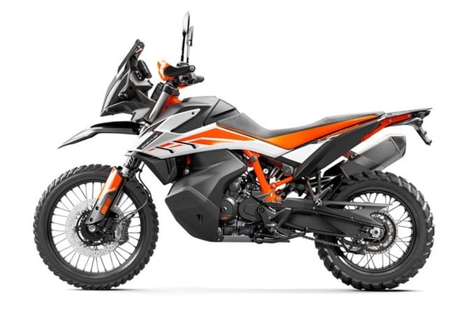 La KTM 790 Adventure R mostrando su perfil izquierdo. La KTM 790 Adventure R mostrando su perfil izquierdo.