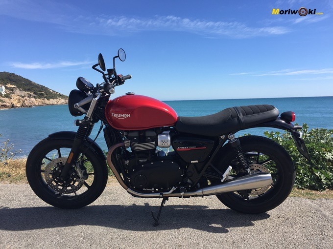 La Triumph Street Twin posando con el Mediterráneo detrás. La Triumph Street Twin posando con el Mediterráneo detrás.