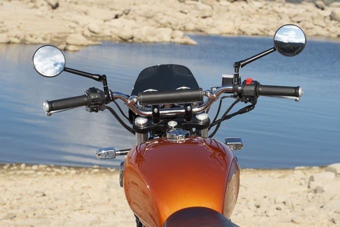 Perspectiva tras el manillar de la Royal Enfield Interceptor 650 Perspectiva tras el manillar de la Royal Enfield Interceptor 650